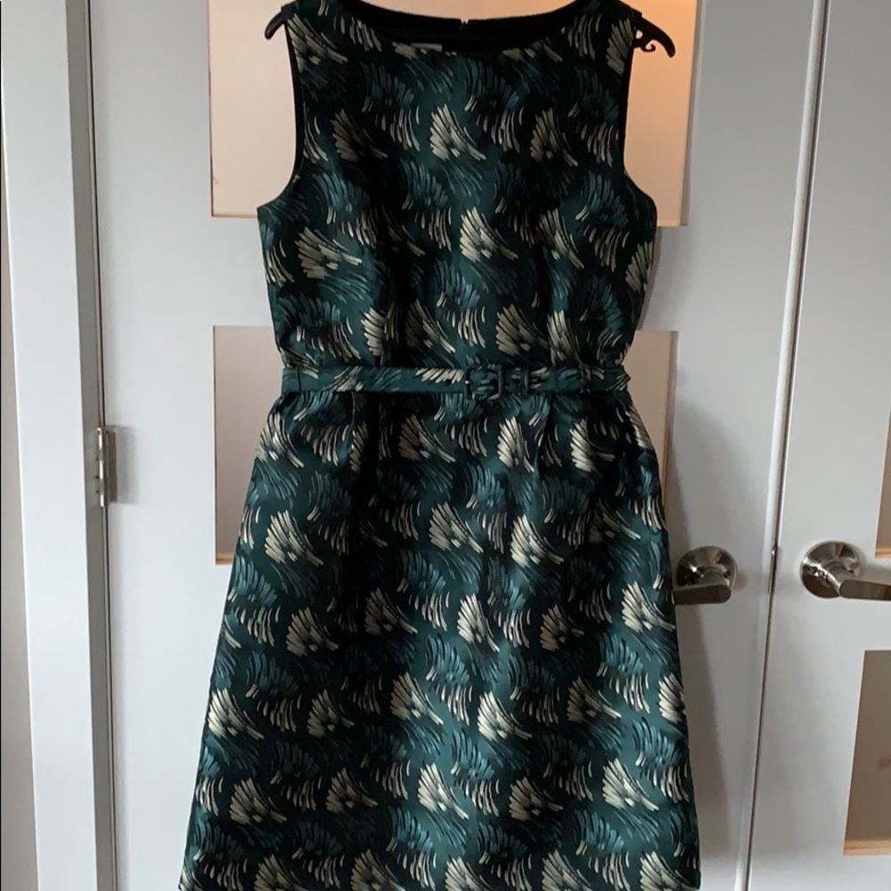 Stunning Anne Klein belted dress